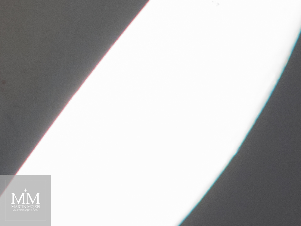 Svítící žárovka zblízka. Fotografie vytvořená objektivem Olympus M. Zuiko digital ED 40 - 150 mm 1:2.8 PRO.